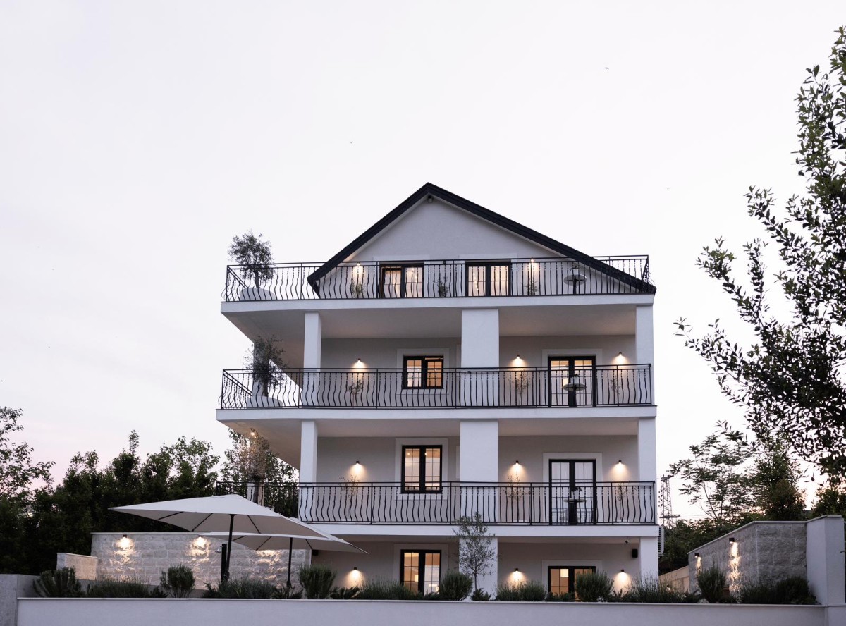 House with 4 Luxury Two-Bedroom Apartments, Pool and Parking, 300 m from the Sea, Tivat